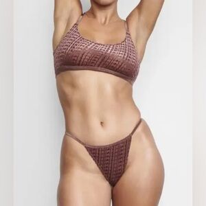 SKIMS 
Wireless Velvet Scoop Bra - Chestnut